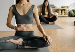 Con esta postura de yoga podrás lucir un abdomen tonificado sin hacer abdominales