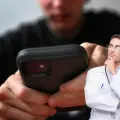 5 claves para cuidar la vista de los niños si pasan mucho tiempo en el celular