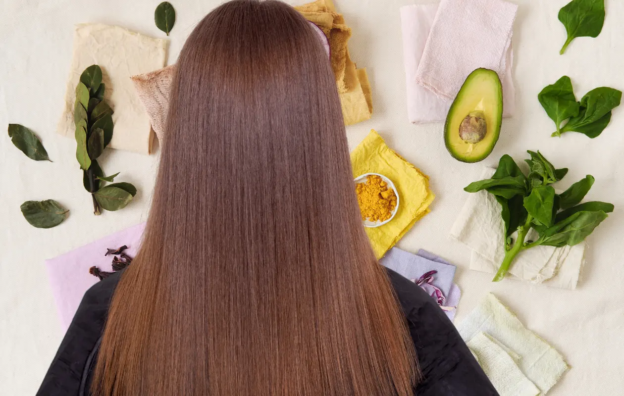 Conoce maneras naturales y efectivas de cuidar tu cabello al alisarlo.