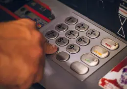 ¿Cuánto cobran de comisión los cajeros automáticos que no son de tu banco? Checa la lista