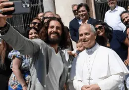 Papa León XIV se reúne con Jesús en El Vaticano y se toman selfie