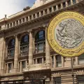 Banxico lanza alerta urgente por falsificación de monedas conmemorativas de 10 pesos