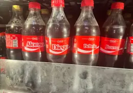 Coca-Cola vuelve a poner nombres y ahora también apellidos a sus botellas