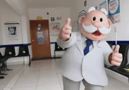 ¿Cómo se financian los consultorios de Farmacias Similares y cuántas consultas ofrecen al año?
