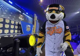 El Tigre Chacho es homenajeado en la Gala de la LMB por su trayectoria como mascota del beisbol mexicano
