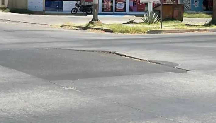 Se levantan losas de concreto en crucero vial de Cajeme; Desarrollo Urbano atiende casos