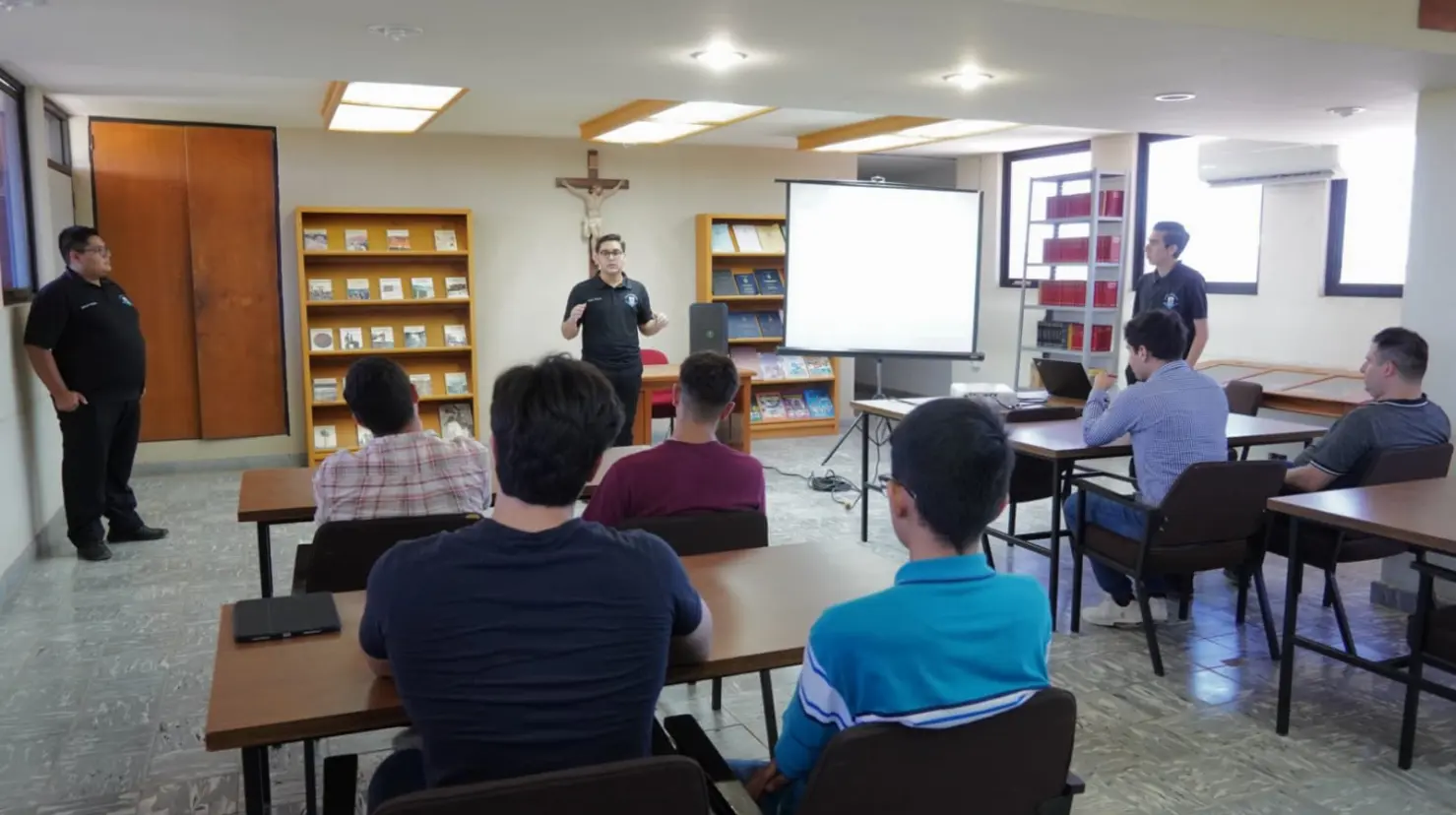 Participan jóvenes en Preseminario 2025