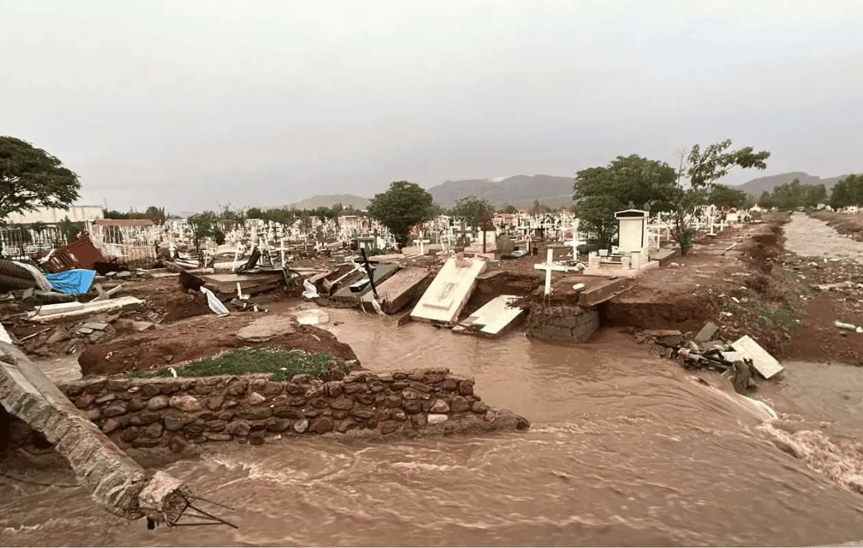 VIDEO | Lluvias en Chihuahua desentierran cuerpos de panteón y dejan a decenas de familias sin hogar