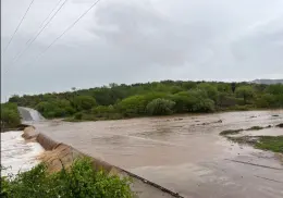 Corren arroyos de Álamos