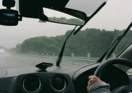 Esto debes hacer si te agarra una tormenta mientras vas manejando en la carretera
