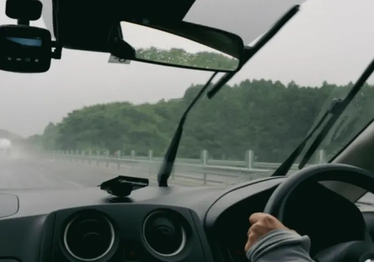 Esto debes hacer si te agarra una tormenta mientras vas manejando en la carretera