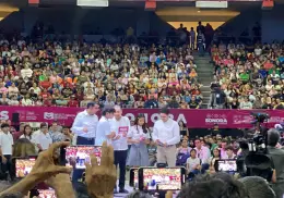 Gobernador inicia entrega de becas