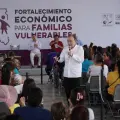 Gobernador Alfonso Durazo fortalece la economía de las familias vulnerables; entrega tarjetas en Cajeme