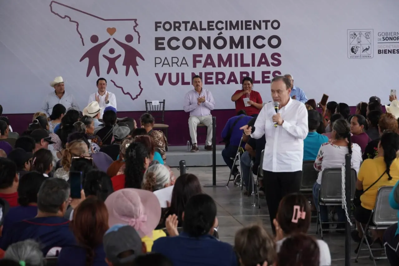 Gobernador Alfonso Durazo fortalece la economía de las familias vulnerables; entrega tarjetas en Cajeme