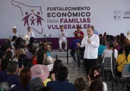 Gobernador Alfonso Durazo fortalece la economía de las familias vulnerables; entrega tarjetas en Cajeme