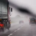 Qué hacer si te agarra una tormenta mientras manejas en carretera