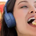 Audífonos JBL con bajos impactantes y estilo urbano por menos de 600 pesos 