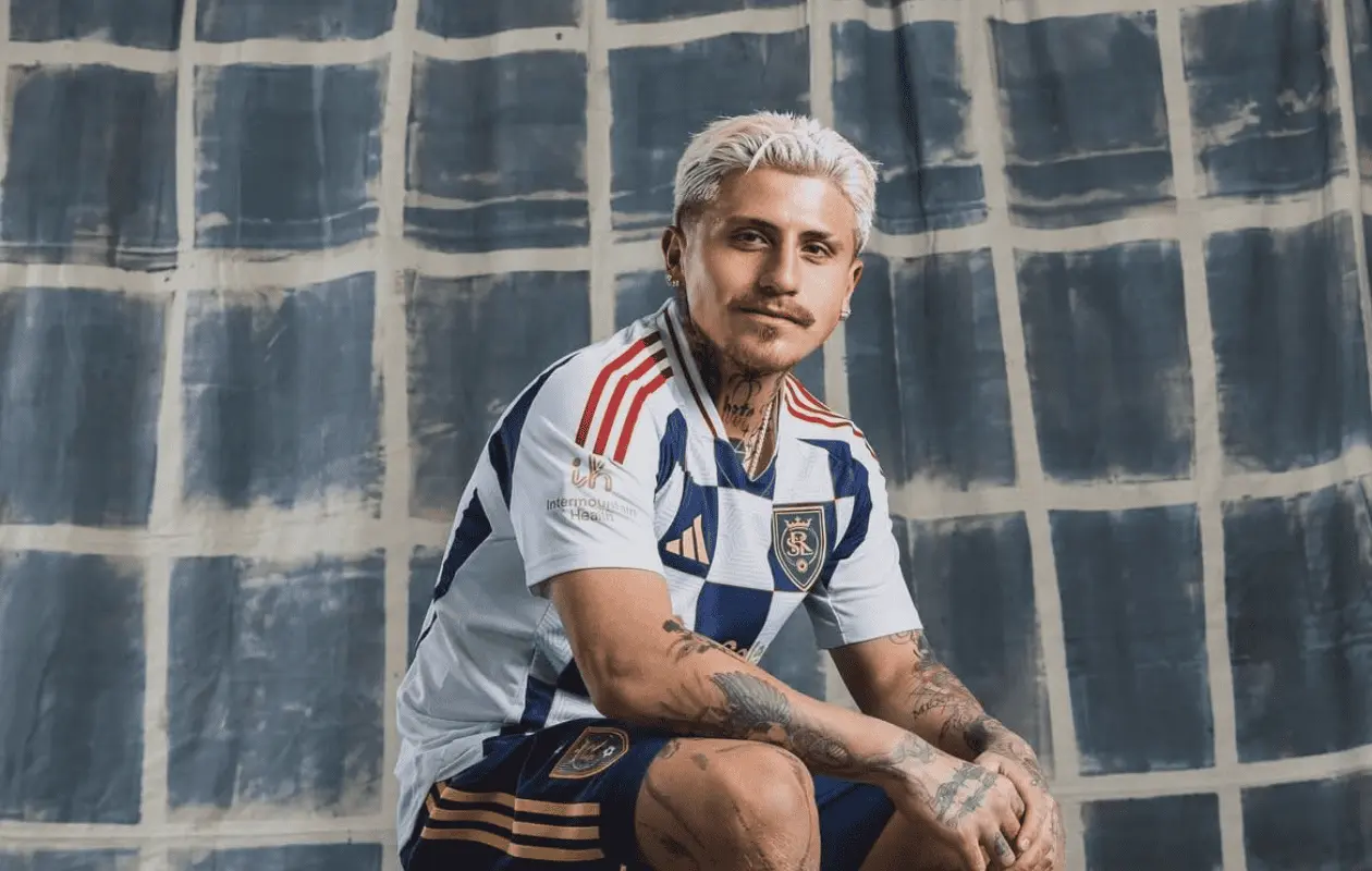 Su habilidad, visión y compromiso lo han convertido en la sensación en el futbol estadounidense.