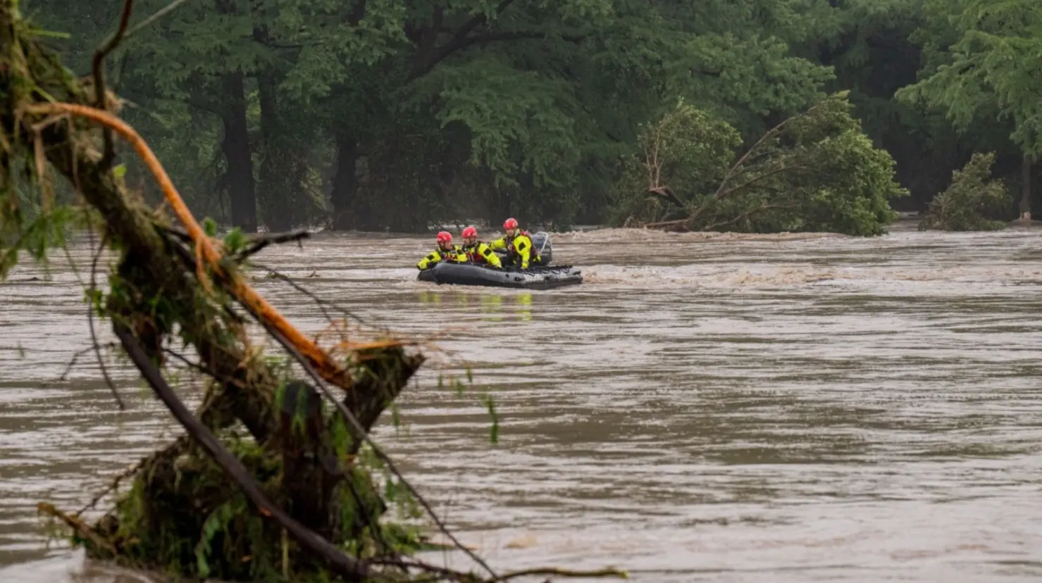 Inundaciones en Texas dejan al menos 27 muertos, decenas de heridos y menores de edad desaparecidos