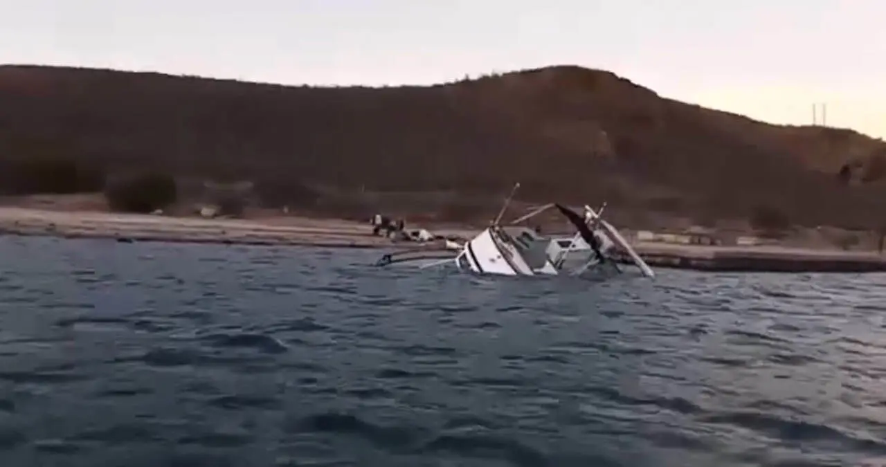 Se hunde yate en la bahía de San Carlos; rescatan a tripulantes | VIDEO
