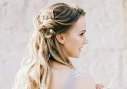 ¡Adiós al pelo suelto! 3 peinados recogidos que enmarcan el rostro y realzan las facciones