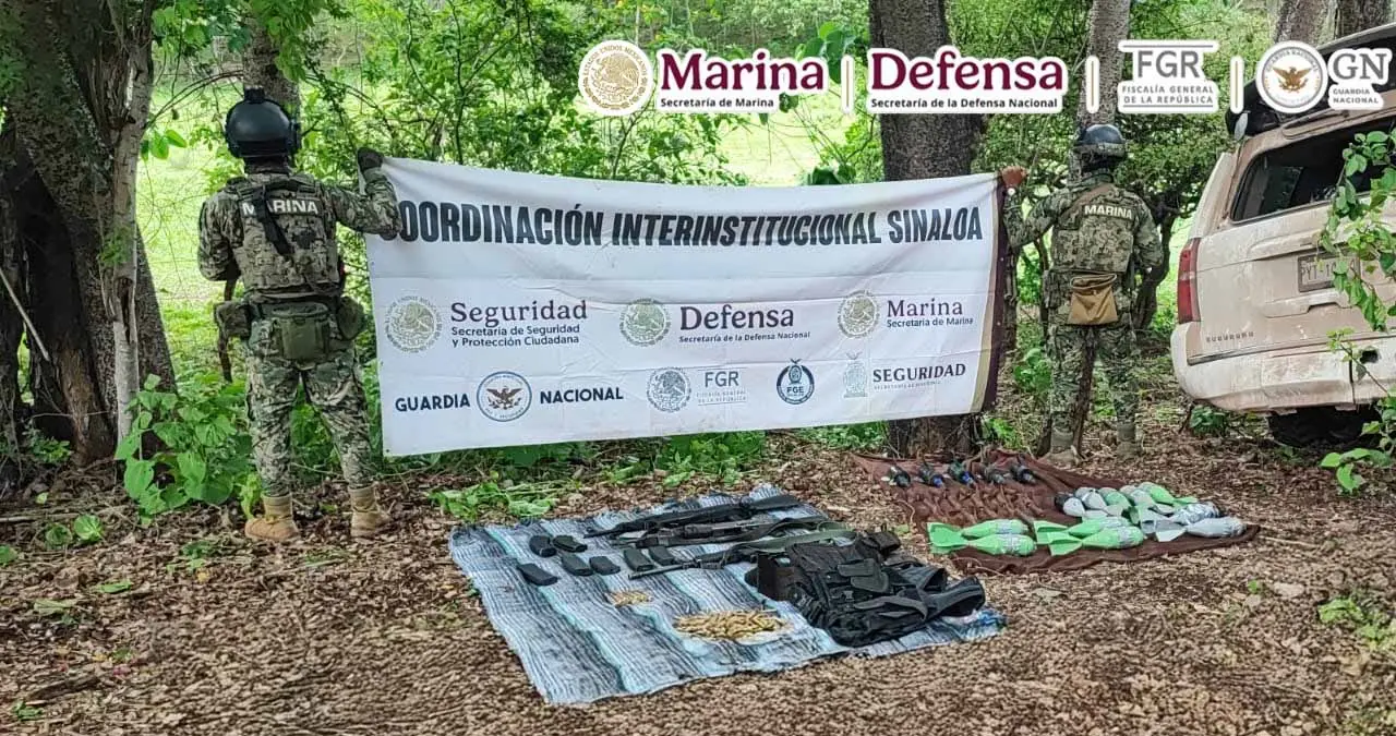 Durante recorridos terrestres y aéreos en Sinaloa, autoridades federales aseguraron vehículos y armamento