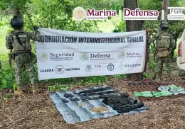 Durante recorridos terrestres y aéreos en Sinaloa, autoridades federales aseguraron vehículos y armamento