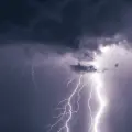 ¿Son peligrosos los rayos y truenos? Así puedes protegerte durante tormentas eléctricas