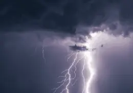 ¿Son peligrosos los rayos y truenos? Así puedes protegerte durante tormentas eléctricas