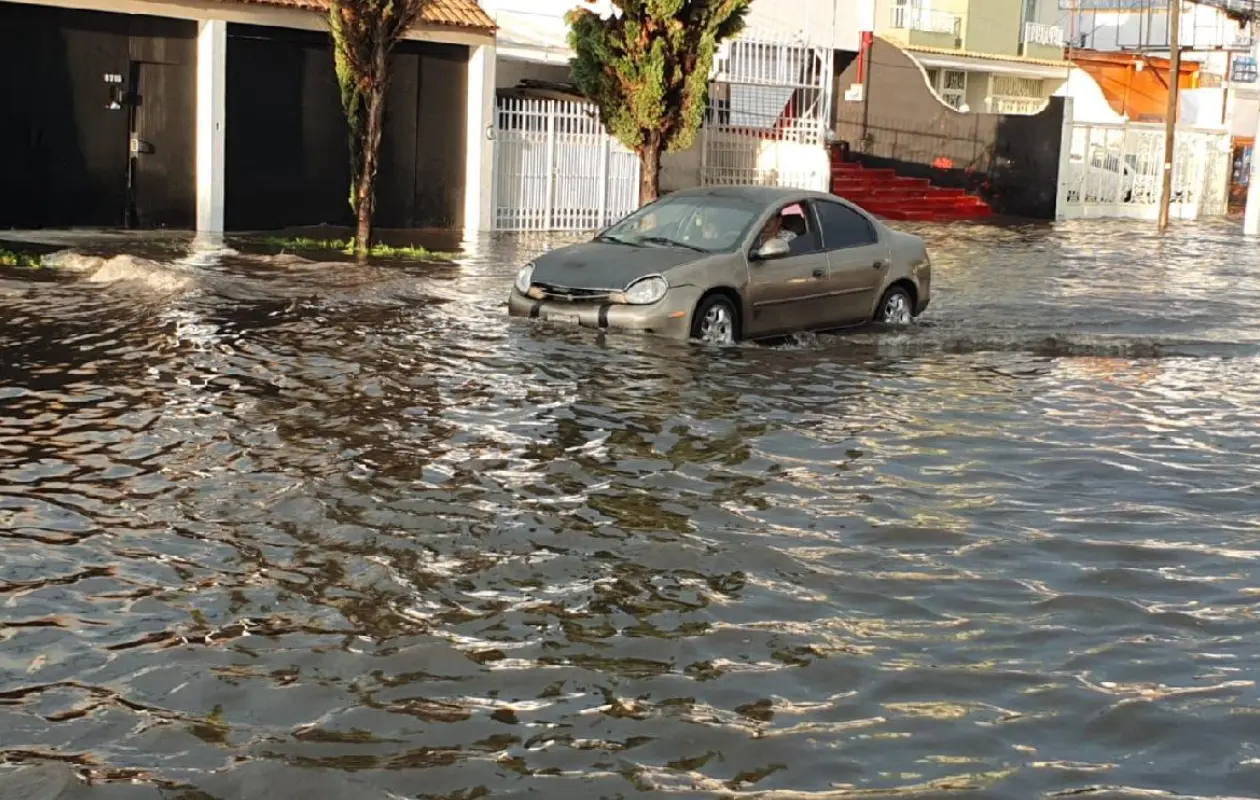 Muchos vehículos se quedan en el intento de cruzar una calle con bastante agua acumulada.