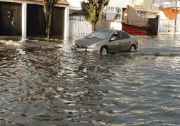 ¿Cuándo no es seguro cruzar una calle inundada? Esto debes saber