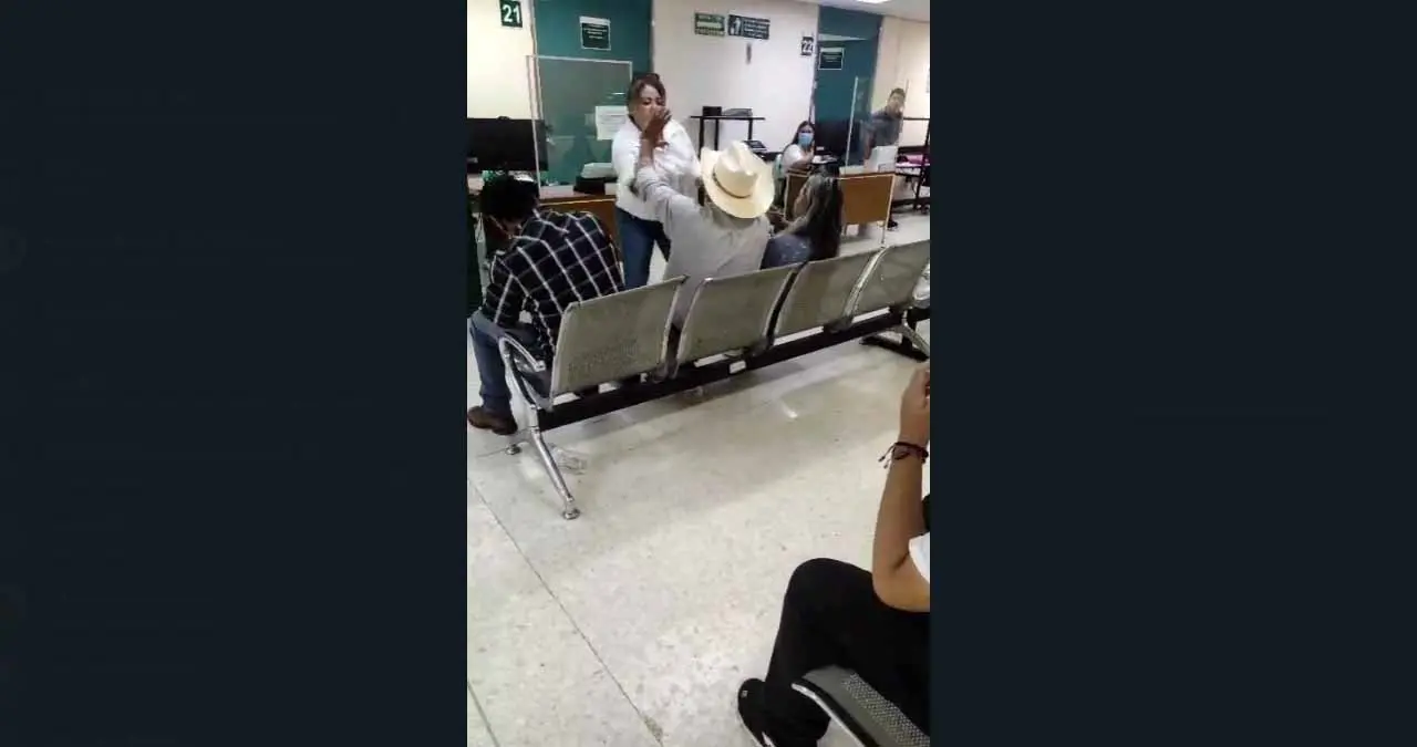 Mujer agarra a golpes a hombre en el IMSS de Ciudad Obregón