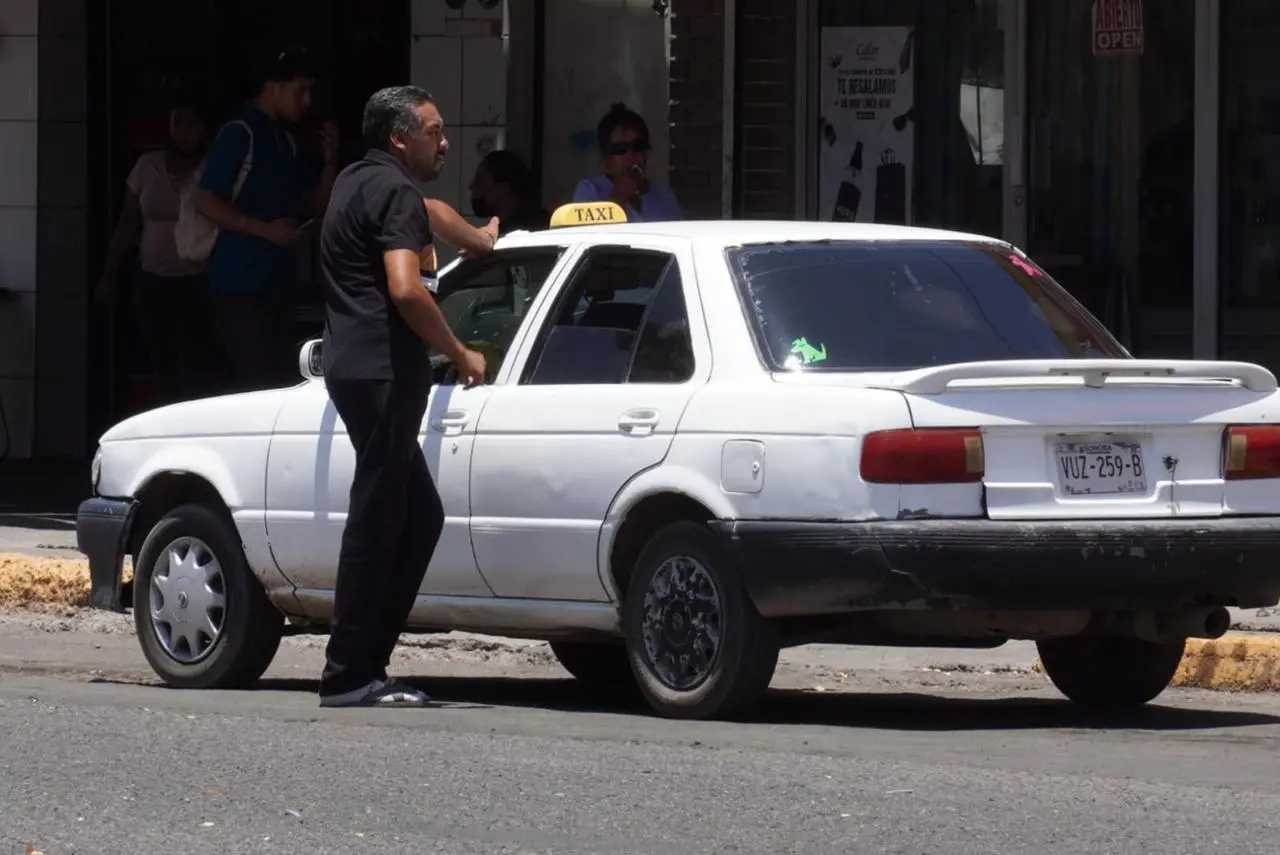 Taxis “pirata” evitan problemas tras no aglomerarse en el Centro