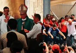 Obispo católico saca “los prohibidos” bailando en encuentro con jóvenes