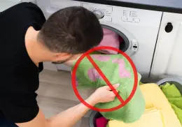 ¿Cómo eliminar las manchas de lejía de la ropa con 2 ingredientes de cocina?