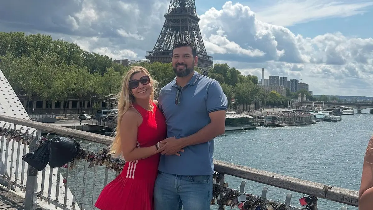 Tras supuesta infidelidad, Karla Panini presume su amor por París con Américo Garza