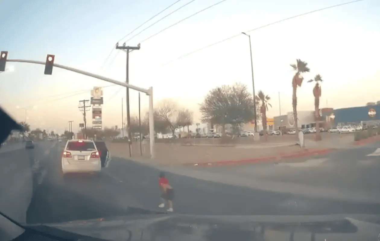 Por fortuna el conductor del auto que captó el incidente se desplazaba a baja velocidad.