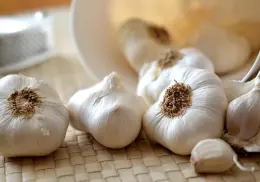 ¿Cuáles son las propiedades curativas del ajo y cuál es la mejor forma de consumirlo?