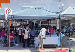 Bienestar cuida a los adultos mayores del calor en banco