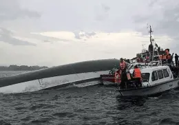 Al menos 29 muertos y varios desaparecidos tras el naufragio de un barco turístico en Vietnam