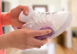 Deja tus tenis blancos como nuevos con este truco casero y económico