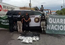 Lo detienen tras persecución y choque en Santa Ana; traía armas y droga