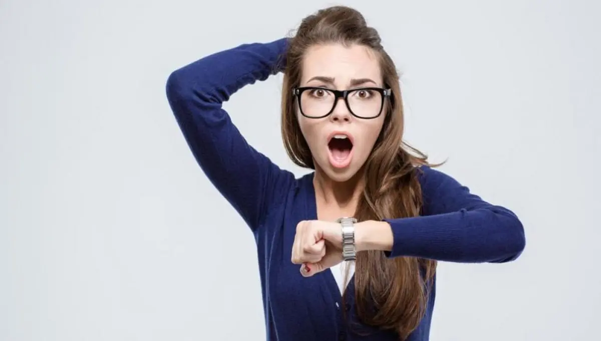 Esto significa que una persona siempre llega tarde, según la psicología. Foto: Freepik