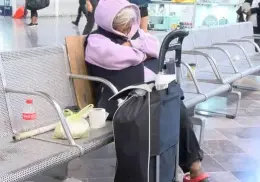 Muere Doña Mari, la abuelita que esperó durante 3 años a sus hijos en una central camionera