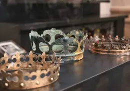 Hallan coronas reales medievales en esta catedral, tras décadas ocultas