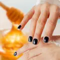 ¿Tienes manchas en las manos? Checa esta receta con miel para eliminarlas