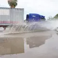 Vecinos de la colonia Santa Fe viven entre inundaciones