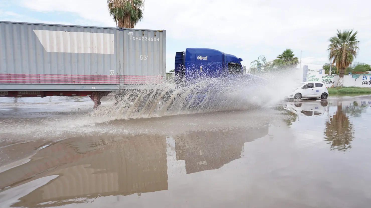 Vecinos de la colonia Santa Fe viven entre inundaciones