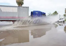 Vecinos de la colonia Santa Fe viven entre inundaciones