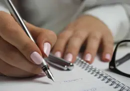 ¿Qué significa escribir solo con letras mayúsculas? Esto dice una experta al respecto